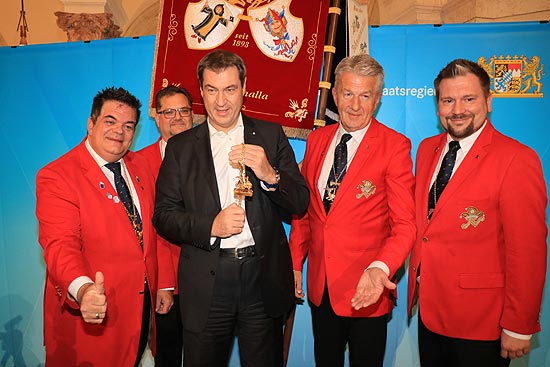 Dr. Markus Söder wird 2020 den Karl Valentin Orden 2020 erhalten, am 08.011.2019 durfte er ihn schon einmal in der Bayerischen Staatskanzlei in Händen halten  (©Foto: Martin Schmitz)